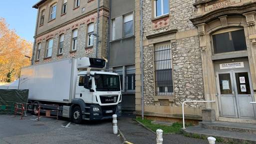 Un camion frigorifique a t install sur le parking du CHU de Grenoble, prs de la chambre mortuaire.